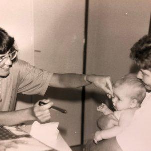 Sfeerbeeld in zwart wit van consultatiebureau vroeger