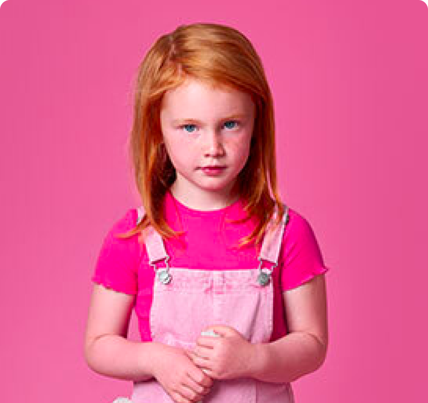 Jong meisje met knuffel