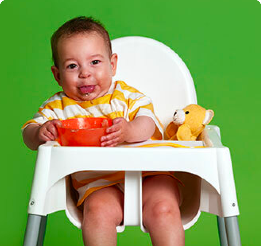 Peuter in kinderstoel