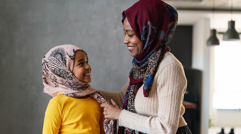 Moeder en haar dochter lachen naar elkaar