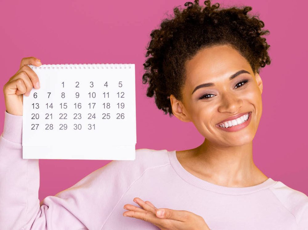 Vrouw houdt agenda vast