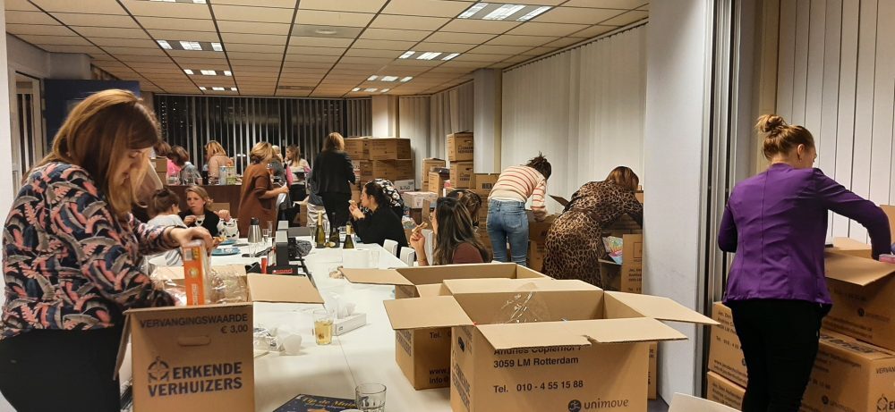 Sfeerimpressie inpakavond voor Toys 'n Wrap
