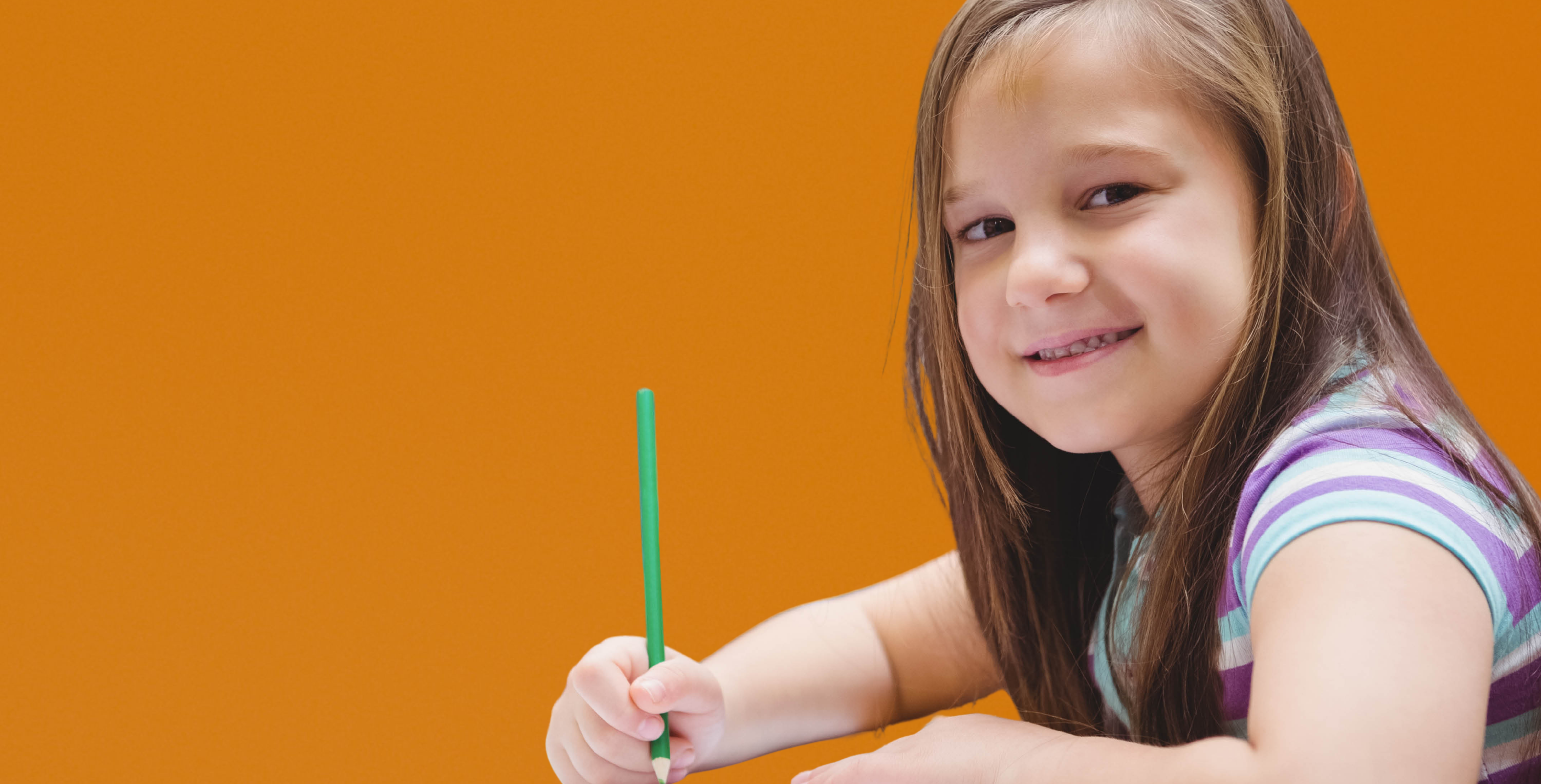 Meisje die een potlood vasthoudt