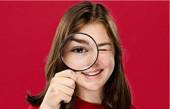 Meisje met vergrootglas