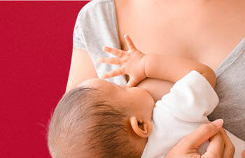 Baby drinkt bij moeder aan de borst