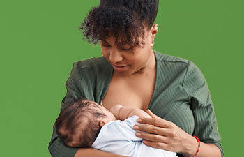 Vrouw geeft baby borstvoeding