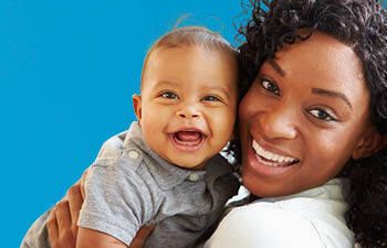 Moeder en haar baby zijn beide aan het lachen