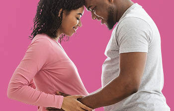 Zwanger stel raken samen zwangere buik aan