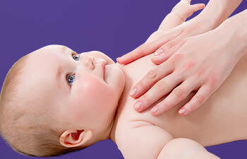 Baby wordt gemasseerd