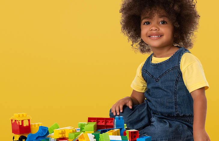 Peuter speelt met lego blokken