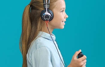 Meisje doet gehoortest