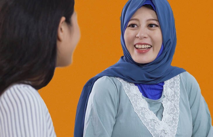 Twee dames met elkaar in gesprek