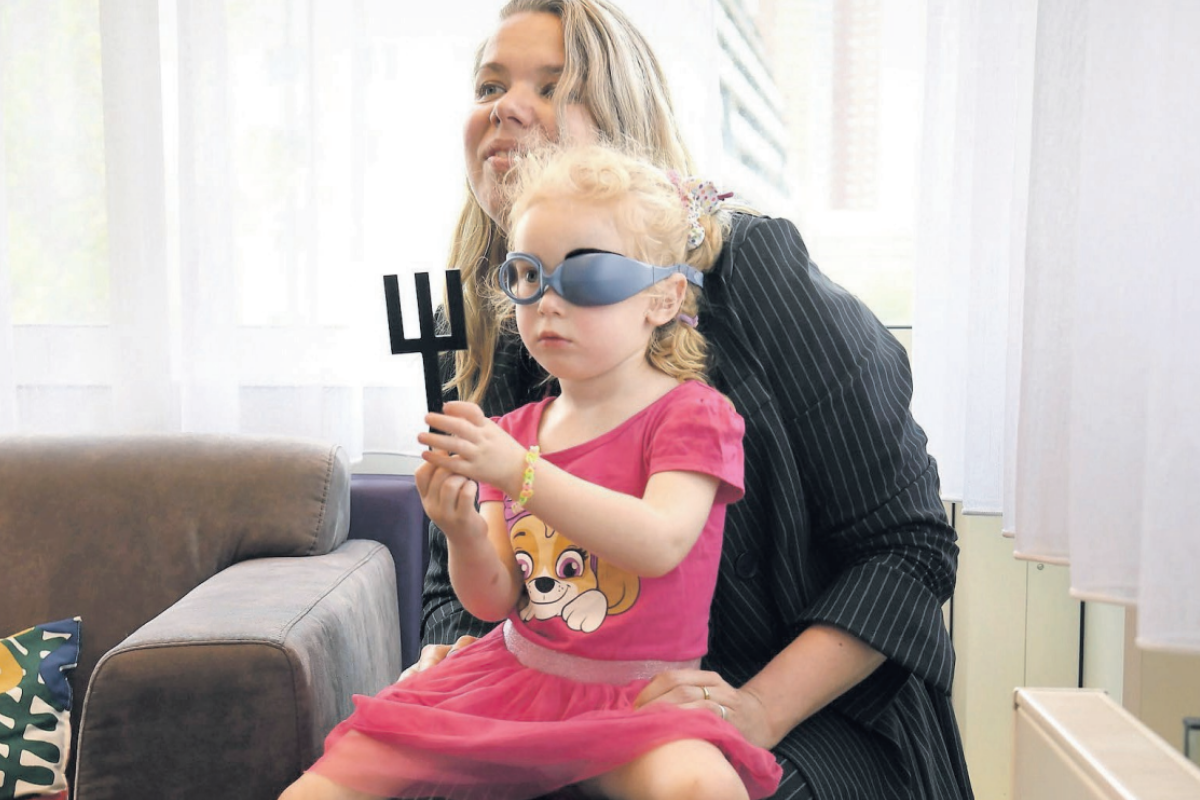 Peuter meisje doet ogentest bij het CJG