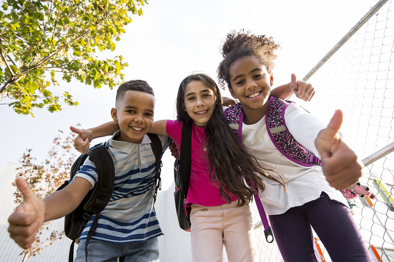 Kinderen steken hun duim op