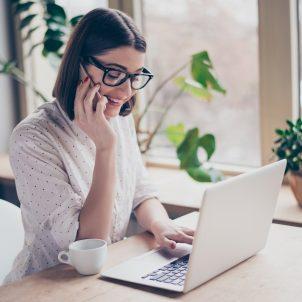 Dame achter laptop aan het bellen