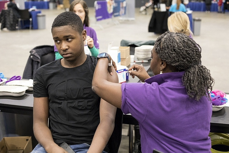 Jongen krijgt prik tijdens vaccinatiedagen CJG Rijnmond