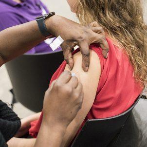 Tiener meisje krijgt vaccinatie tijdens vaccinatiedag