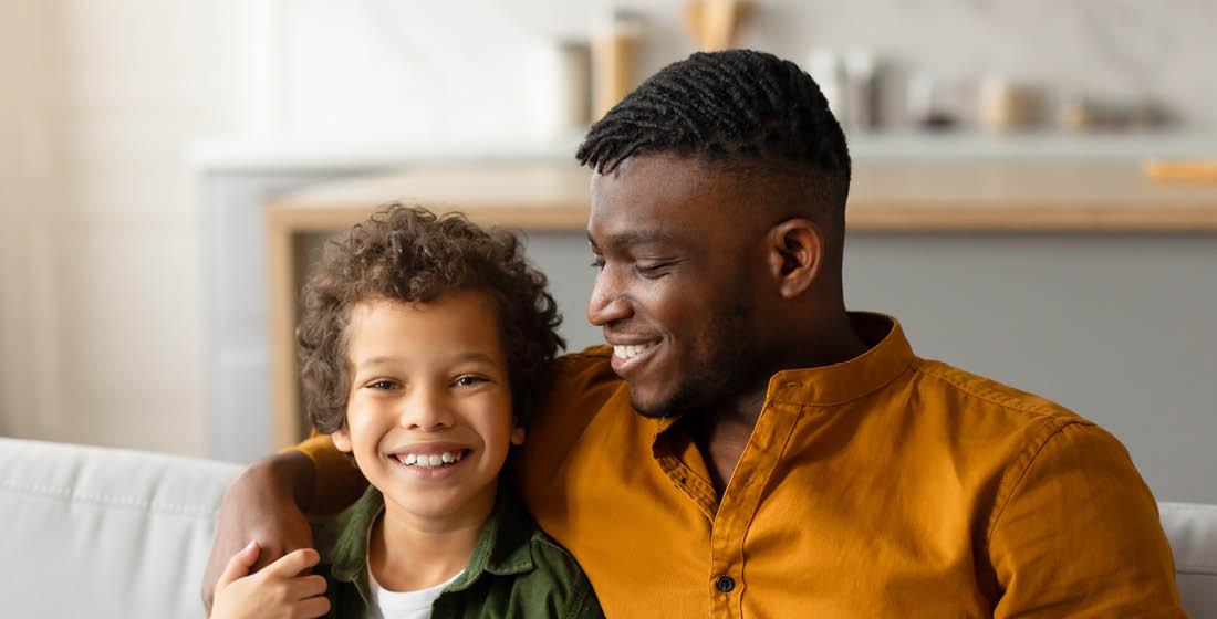 Vader slaat arm om zoon heen