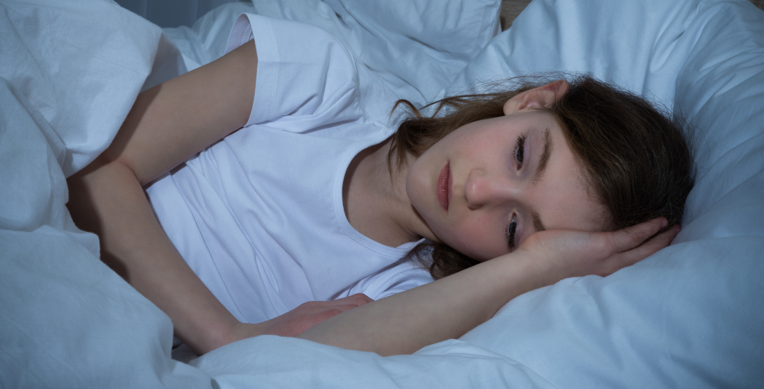 Meisje die wakker ligt