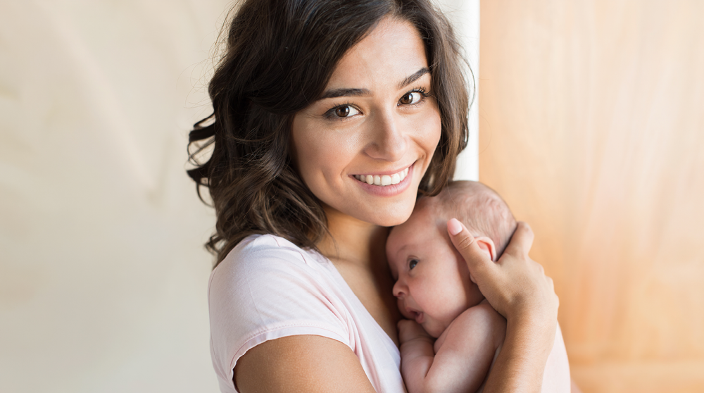 Vrouw met baby in haar armen