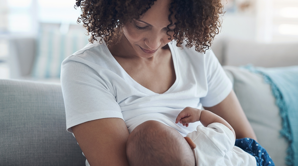 Vrouw die borstvoeding geeft aan baby