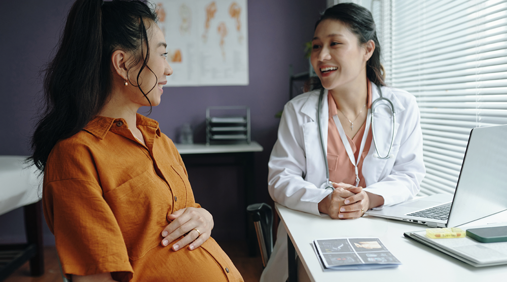 Zwangere in gesprek met een arts