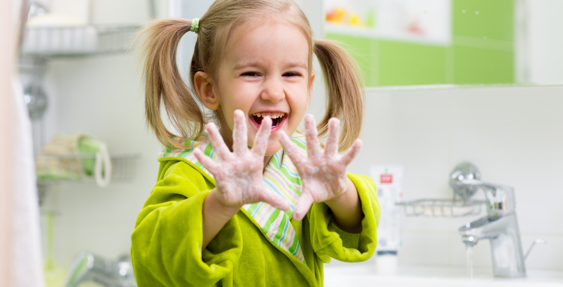 Meisje die haar handen wast