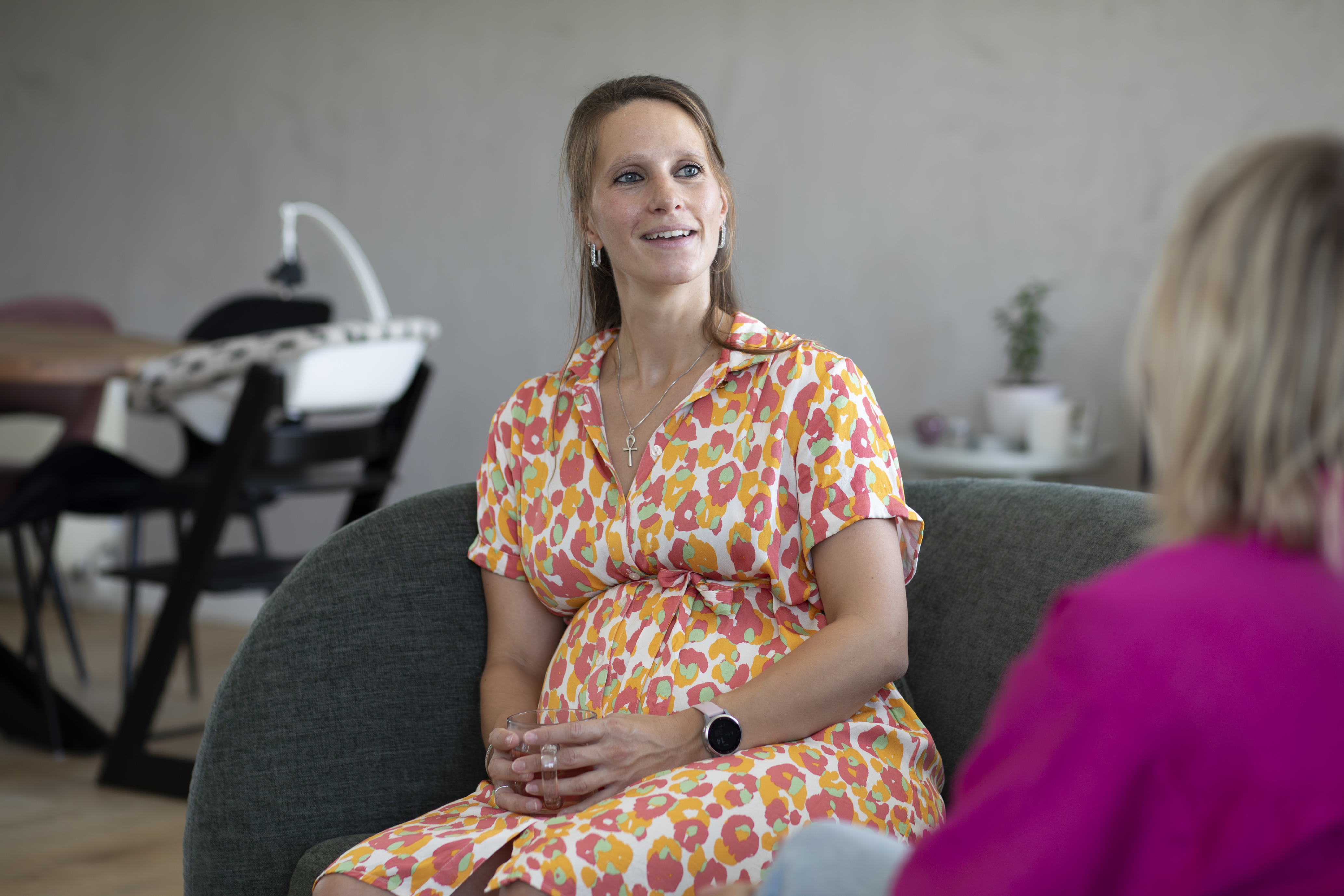Zwangere in gesprek met jeugdverpleegkundige