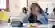 Meisje met haar handen in haar haar tijdens les in de klas