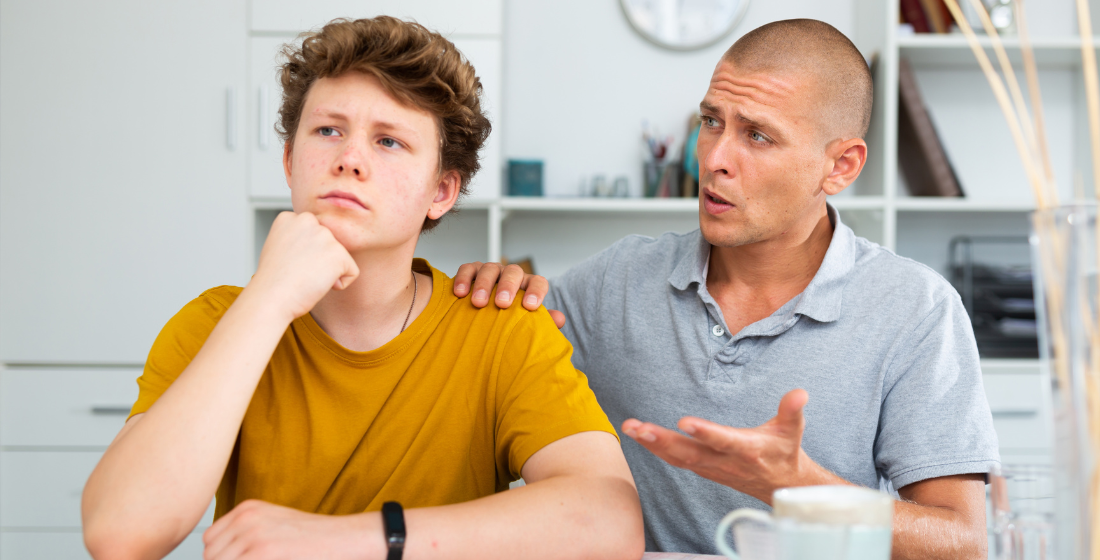 Vader en zoon in discussie