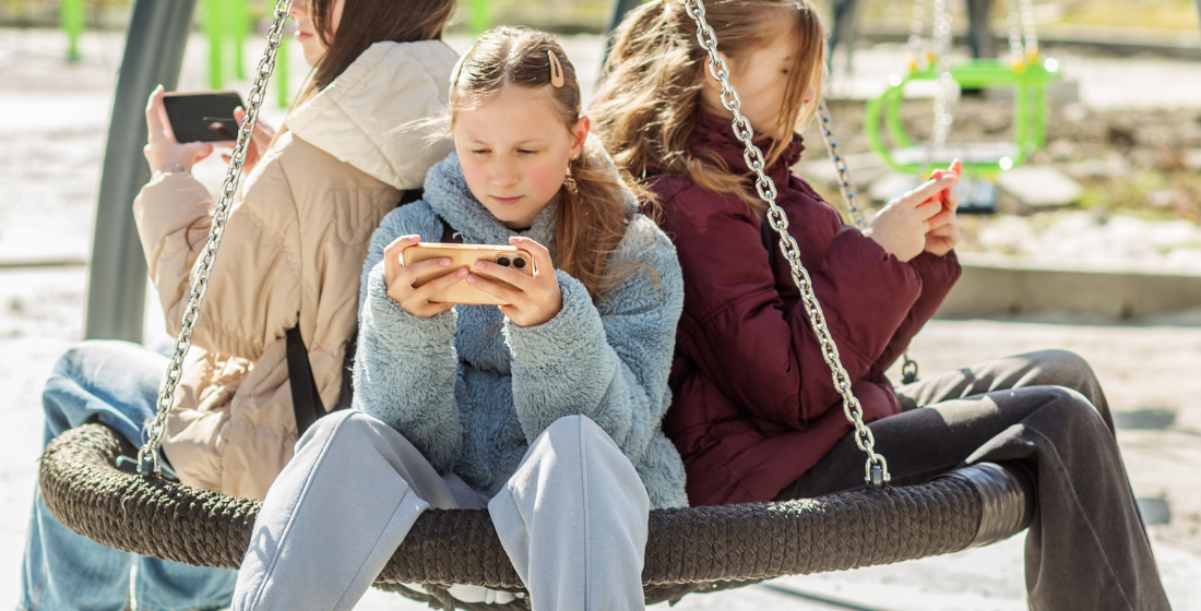 Tienermeiden op hun mobiel aan het scrollen