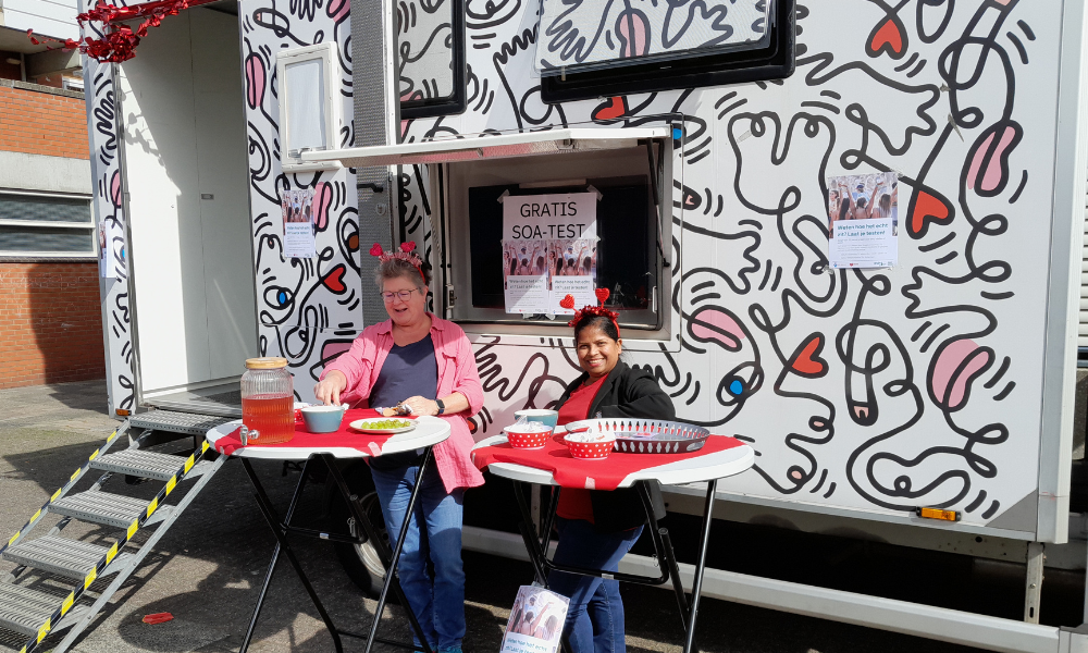Twee GGD en CJG Rijnmond medewerkers voor de GGD Gezondheidsbus