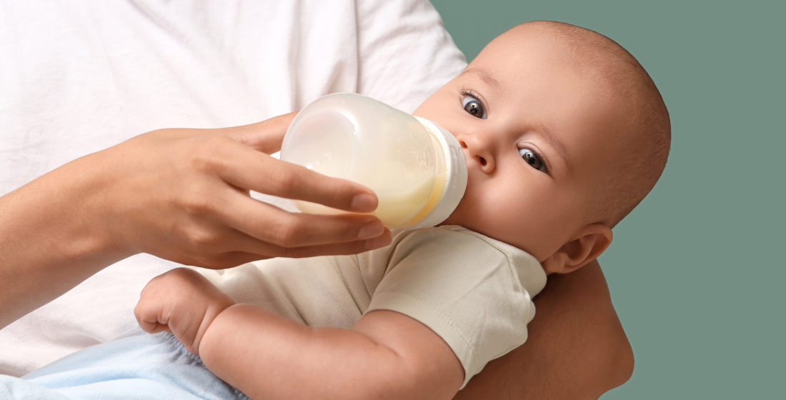 Baby die flesvoeding krijgt volgens voedingsschema baby